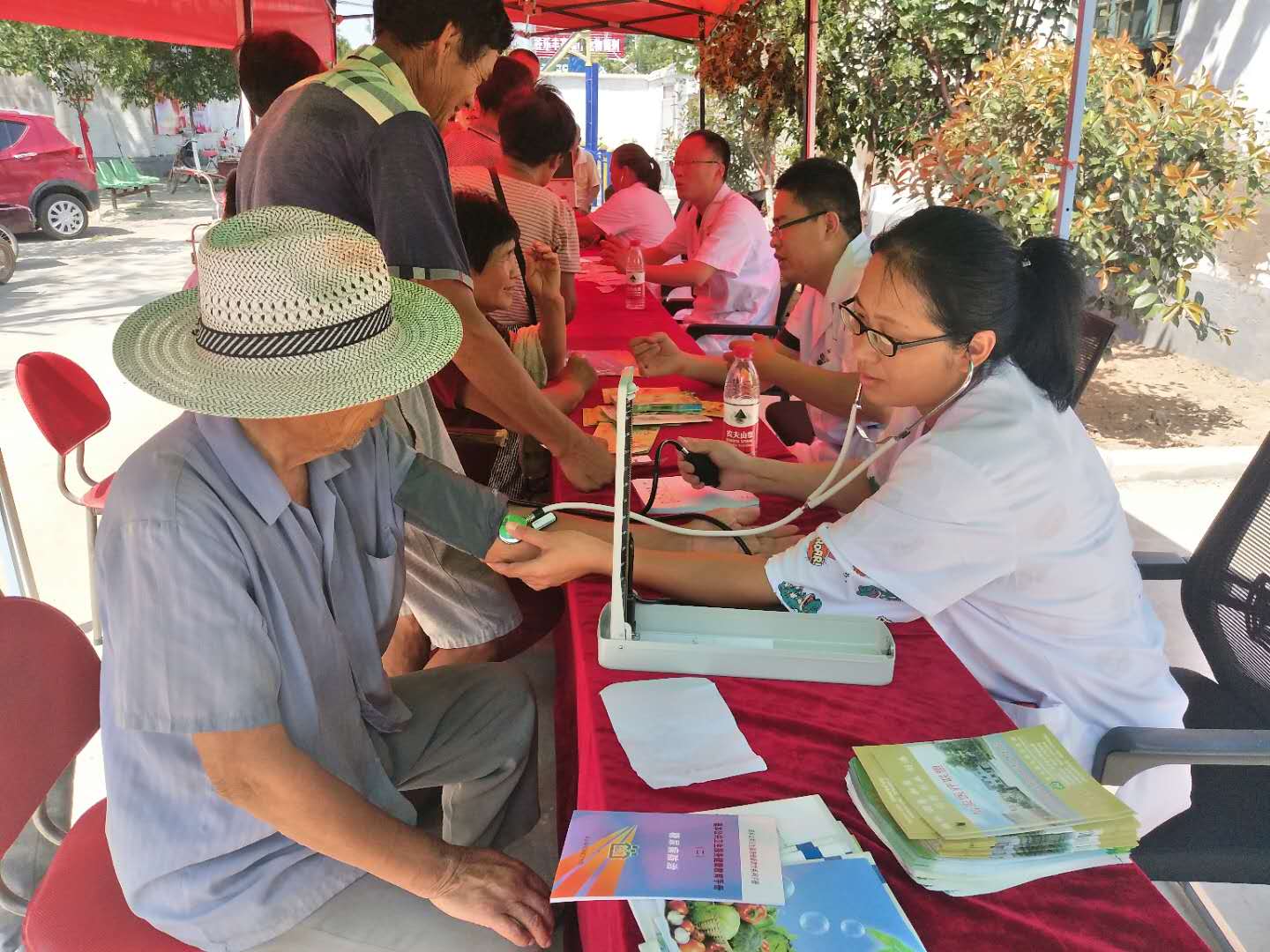 官岭镇新时代文明实践所“尊医重卫，护佑健康”爱心义诊活动.jpg