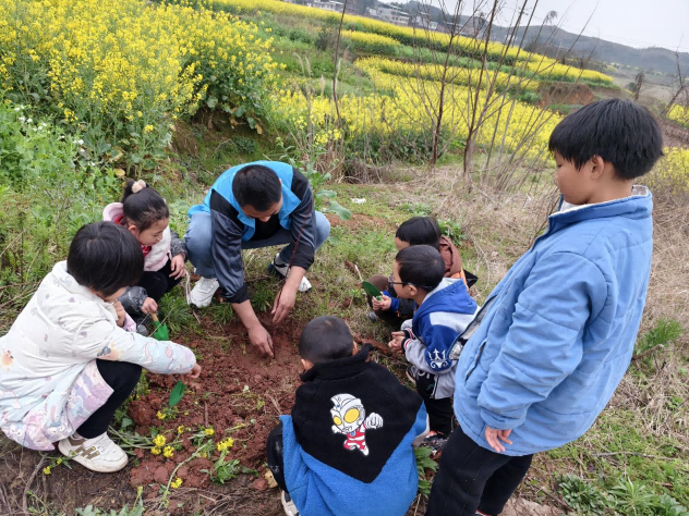 宜阳街道新时代文明实践所+开展“植此新绿 我和春天有个约会”