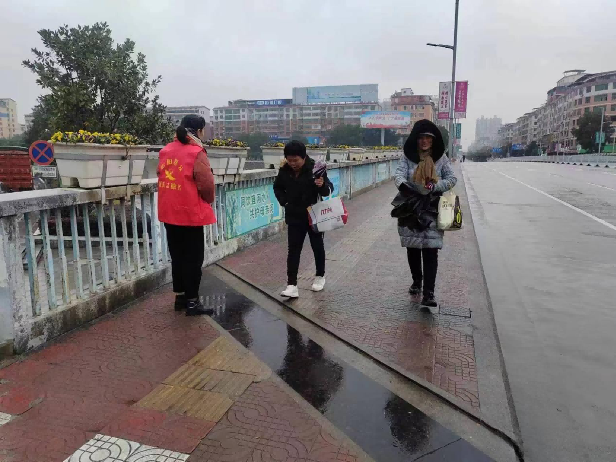 宜阳街道新时代文明实践所+开展交通劝导志愿服务